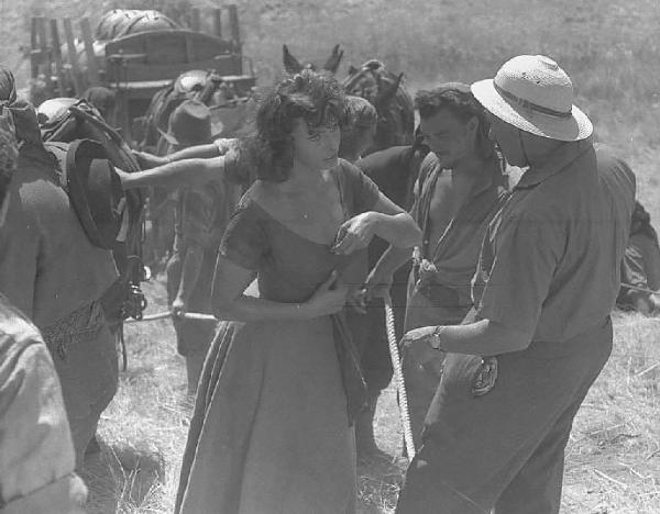 Località non identificata. Sofia Loren sul set del film "Orgoglio e passione" diretto da Stanley Kramer