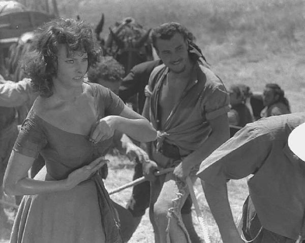 Località non identificata. Sofia Loren sul set del film "Orgoglio e passione" diretto da Stanley Kramer