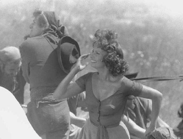 Località non identificata. Sofia Loren sul set del film "Orgoglio e passione" diretto da Stanley Kramer. L'attrice durante una scena