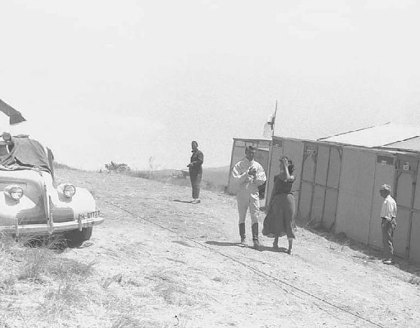 Località non identificata. Sofia Loren e Cary Grant sul set del film "Orgoglio e passione" diretto da Stanley Kramer