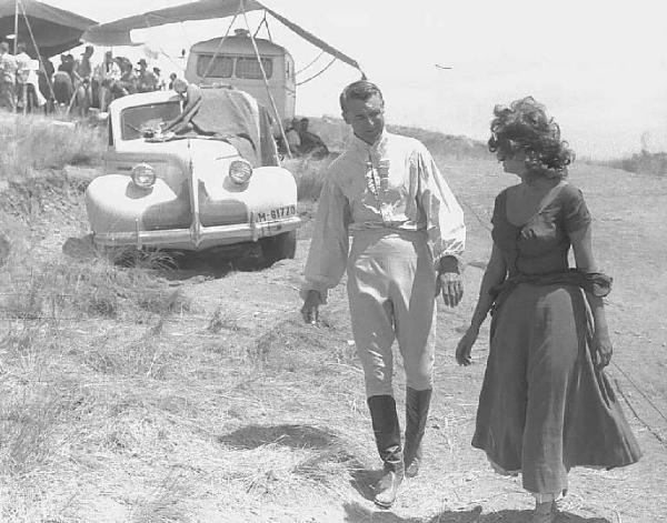 Località non identificata. Sofia Loren e Cary Grant sul set del film "Orgoglio e passione" diretto da Stanley Kramer