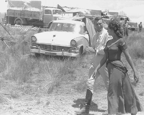 Località non identificata. Sofia Loren e Cary Grant sul set del film "Orgoglio e passione" diretto da Stanley Kramer