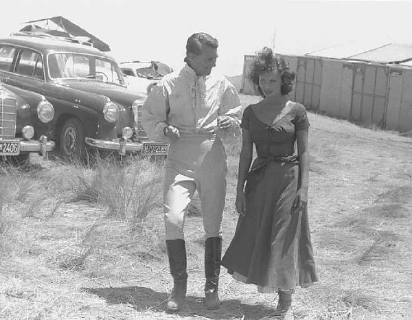 Località non identificata. Sofia Loren e Cary Grant sul set del film "Orgoglio e passione" diretto da Stanley Kramer