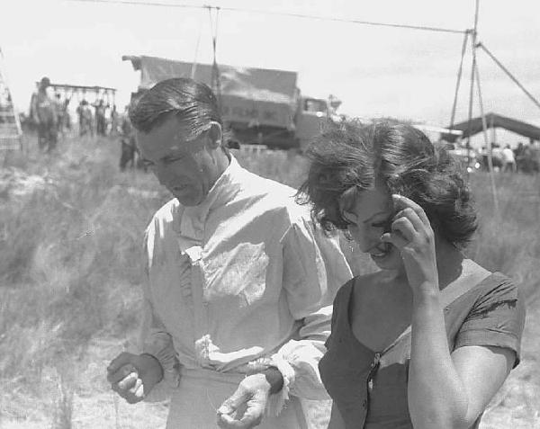 Località non identificata. Sofia Loren e Cary Grant sul set del film "Orgoglio e passione" diretto da Stanley Kramer