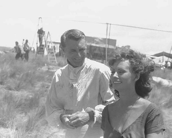 Località non identificata. Sofia Loren e Cary Grant sul set del film "Orgoglio e passione" diretto da Stanley Kramer