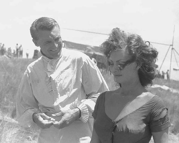 Località non identificata. Sofia Loren e Cary Grant sul set del film "Orgoglio e passione" diretto da Stanley Kramer