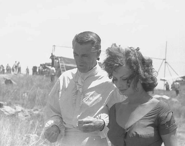 Località non identificata. Sofia Loren e Cary Grant sul set del film "Orgoglio e passione" diretto da Stanley Kramer