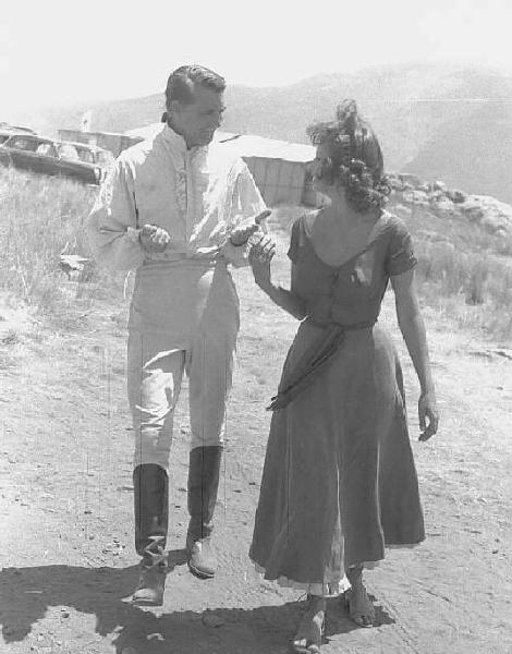 Località non identificata. Sofia Loren e Cary Grant sul set del film "Orgoglio e passione" diretto da Stanley Kramer