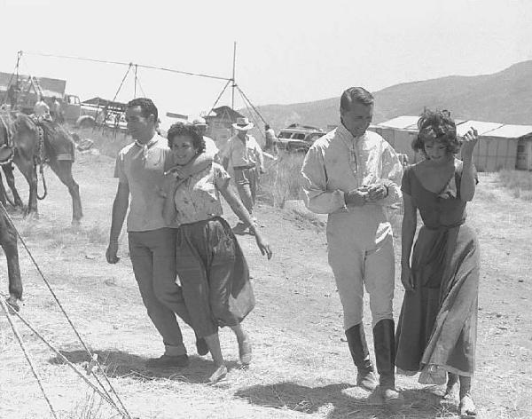 Località non identificata. Sofia Loren e Cary Grant sul set del film "Orgoglio e passione" diretto da Stanley Kramer