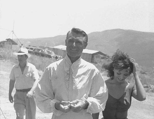 Località non identificata. Cary Grant e Sofia Loren sul set del film "Orgoglio e passione" diretto da Stanley Kramer