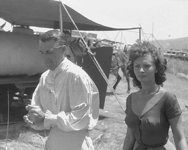 Località non identificata. Sofia Loren e Cary Grant sul set del film "Orgoglio e passione" diretto da Stanley Kramer