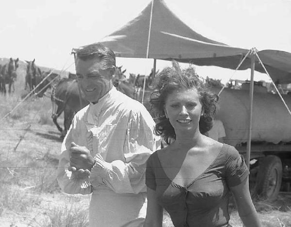 Località non identificata. Sofia Loren e Cary Grant sul set del film "Orgoglio e passione" diretto da Stanley Kramer