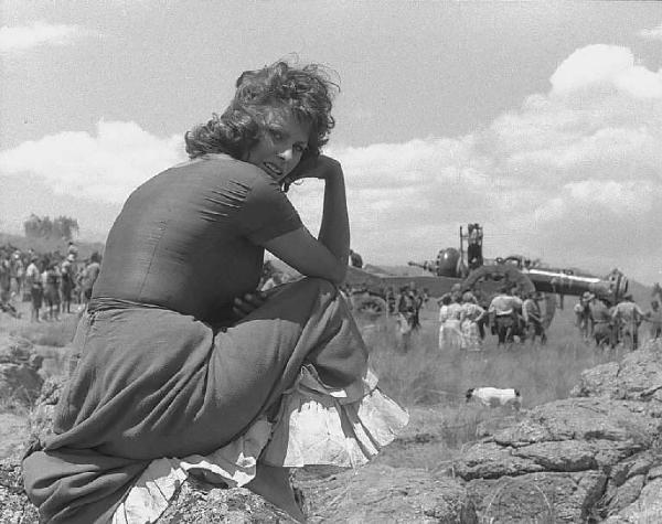 Località non identificata. Sofia Loren sul set del film "Orgoglio e passione" diretto da Stanley Kramer