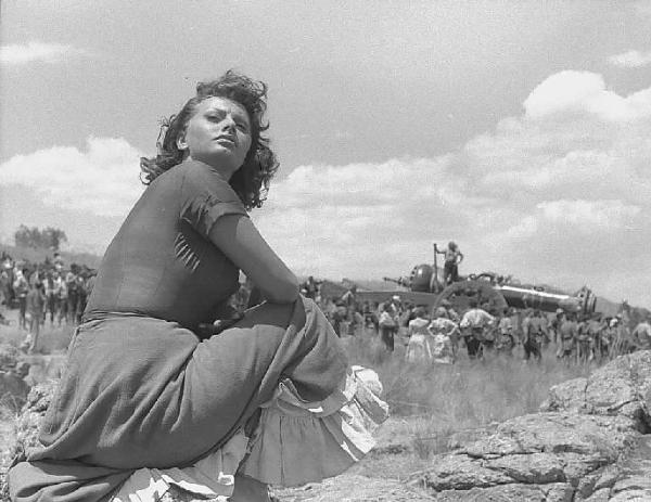 Località non identificata. Sofia Loren sul set del film "Orgoglio e passione" diretto da Stanley Kramer