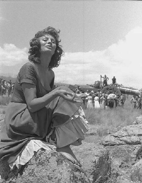 Località non identificata. Sofia Loren sul set del film "Orgoglio e passione" diretto da Stanley Kramer