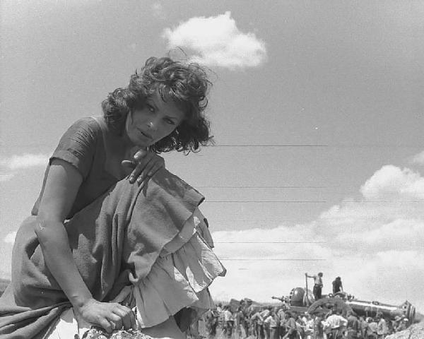 Località non identificata. Sofia Loren sul set del film "Orgoglio e passione" diretto da Stanley Kramer