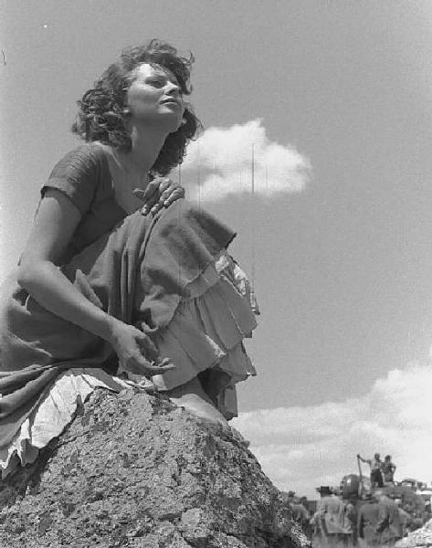 Località non identificata. Sofia Loren sul set del film "Orgoglio e passione" diretto da Stanley Kramer