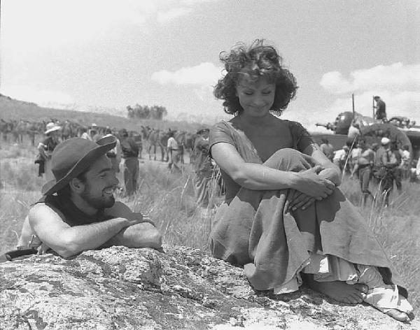 Località non identificata. Sofia Loren sul set del film "Orgoglio e passione" diretto da Stanley Kramer