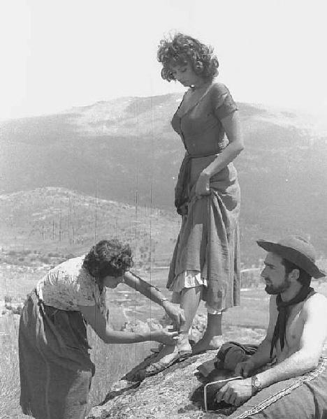 Località non identificata. Sofia Loren sul set del film "Orgoglio e passione" diretto da Stanley Kramer