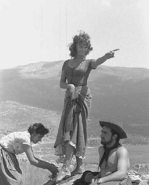 Località non identificata. Sofia Loren sul set del film "Orgoglio e passione" diretto da Stanley Kramer