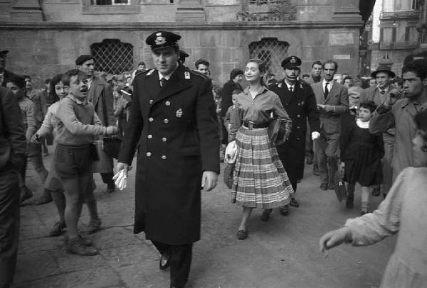 Napoli. Quartiere Forcella. L'attrice tedesca Inge Schoner, a passeggio, fra gli ammiratori