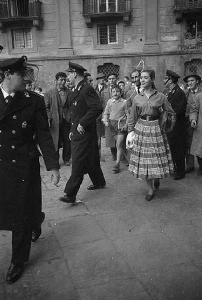 Napoli. Quartiere Forcella. L'attrice tedesca Inge Schoner, a passeggio, fra gli ammiratori