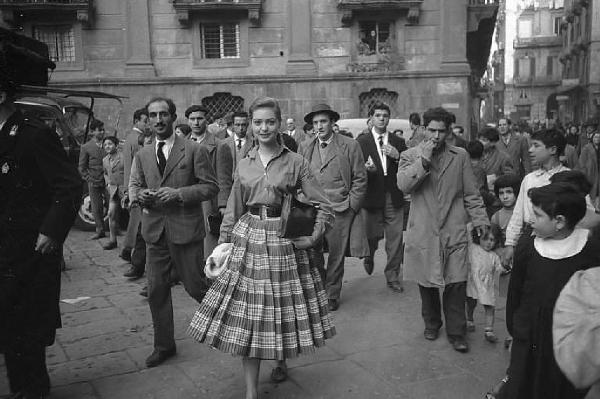 Napoli. Quartiere Forcella. L'attrice tedesca Inge Schoner, a passeggio, fra gli ammiratori