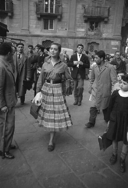 Napoli. Quartiere Forcella. L'attrice tedesca Inge Schoner, a passeggio, fra gli ammiratori