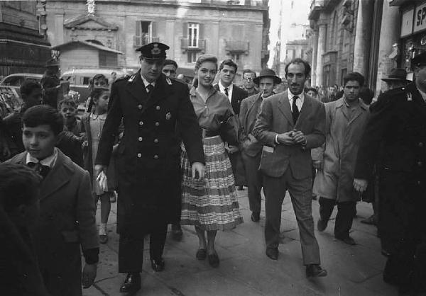 Napoli. Quartiere Forcella. L'attrice tedesca Inge Schoner, a passeggio, fra gli ammiratori