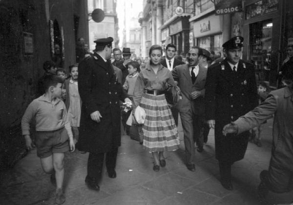 Napoli. Quartiere Forcella. L'attrice tedesca Inge Schoner, a passeggio fra i vicoli, fra gli ammiratori