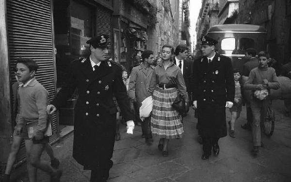 Napoli. Quartiere Forcella. L'attrice tedesca Inge Schoner, a passeggio fra i vicoli, fra gli ammiratori