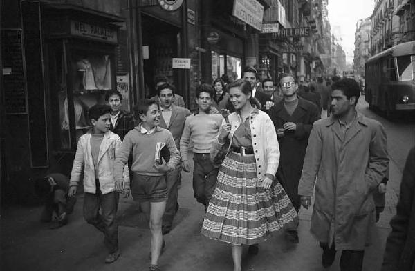 Napoli. Quartiere Forcella. L'attrice tedesca Inge Schoner, a passeggio fra i vicoli, circondata da bambini e da ammiratori