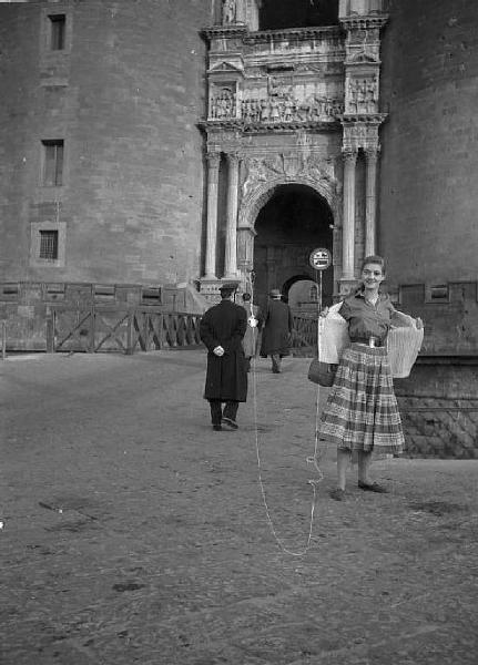 Napoli. Piazza Municipio. Complesso monumentale di Castel Nuovo. L'attrice tedesca Inge Schoner davanti all'entrata del "Maschio Angioino"