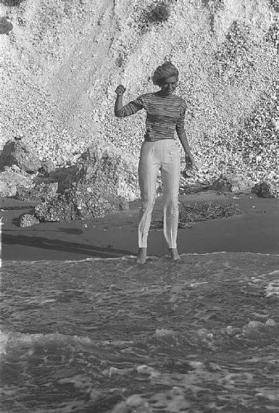 Rodi Garganico. Spiaggia. L'attrice Melina Mercouri ritratta con i piedi in acqua