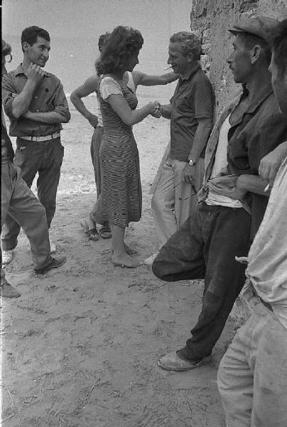 Rodi Garganico. Spiaggia. Set del film "La legge", diretto da Jules Dassin. Gina Lollobrigida stringe la mano al regista