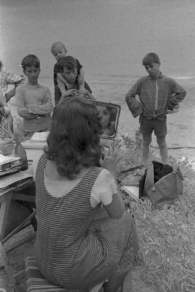 Rodi Garganico. Spiaggia. Set del film "La legge", diretto da Jules Dassin. Gina Lollobrigida si guarda allo specchio