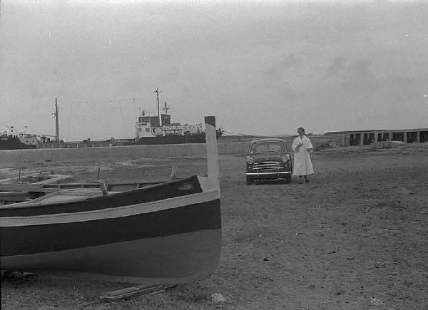 Località non identificata. Sofia Loren, vicino ad un'automobile, sulla spiaggia