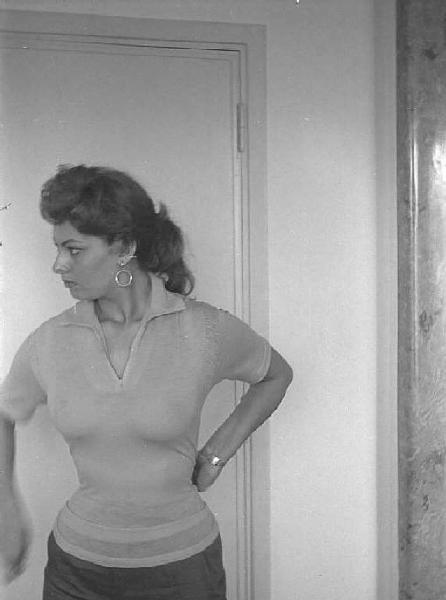 Località non identificata. Sofia Loren ritratta davanti ad una porta