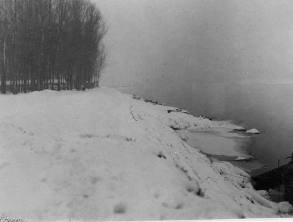 Fiume Po. Paesaggio innevato. Barca ormeggiata.