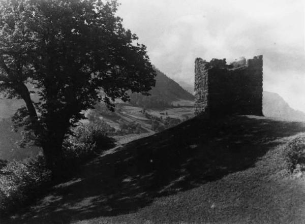 Veduta del paesaggio. Ruderi di un'abitazione. Sullo sfondo la valle.