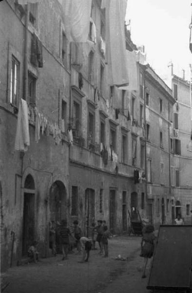 Roma. Quartiere Trastevere. Veduta di una strada con panni stesi