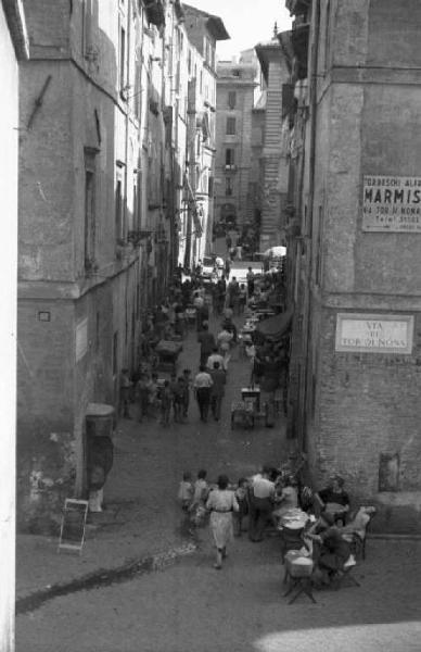 Roma. Via Tor Nona. Veduta della strada con mercato di ambulanti
