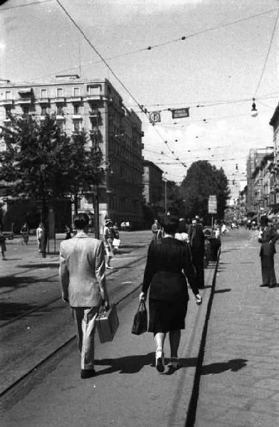 Milano. Nei pressi della Stazione Centrale. Persone alla fermata del tram in piazza della Repubblica