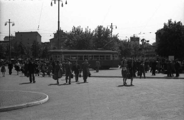 Milano. Nei pressi della Stazione Centrale. Tram e pedoni sul piazzale