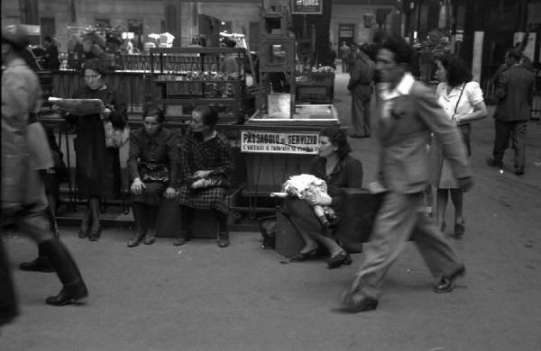 Milano. Stazione Centrale. Viaggiatori all'interno della stazione