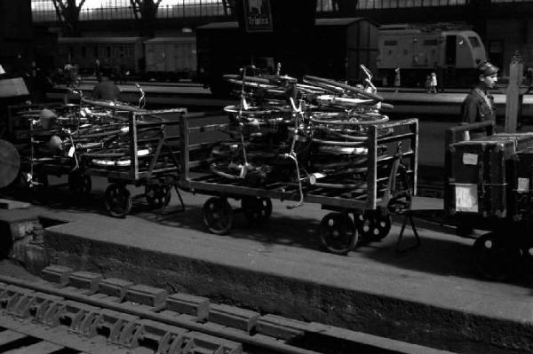 Milano. Stazione Centrale. Interno. Carico di bicliclette