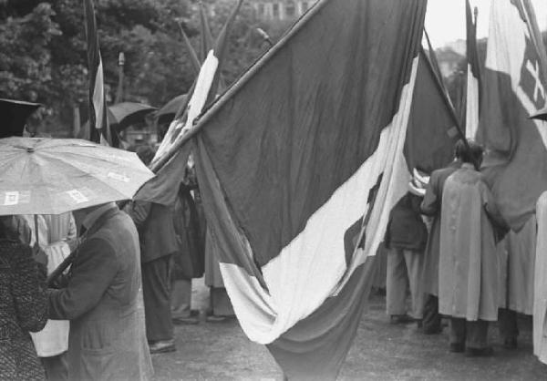 Milano. Manifestazione monarchica. La folla, con le bandiere, sotto la pioggia