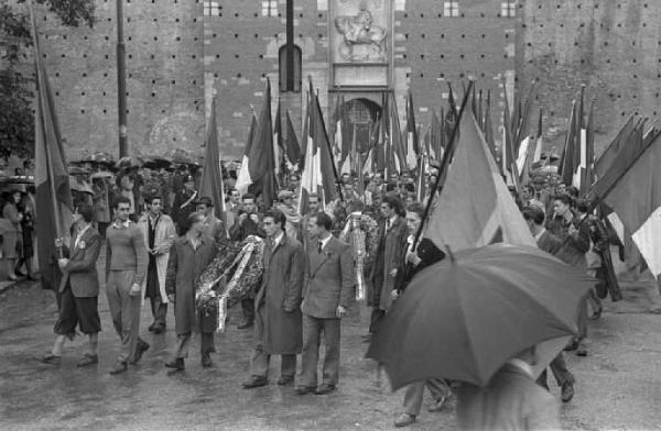 Milano. Castello Sforzesco. Manifestazione monarchica. La folla, con le bandiere, sotto la pioggia