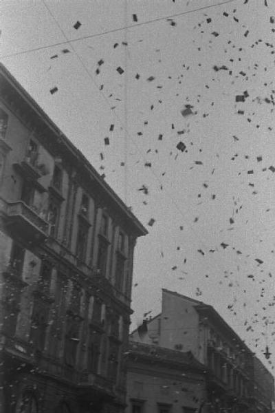 Milano. Via Dante. Manifestazione monarchica. Volantini