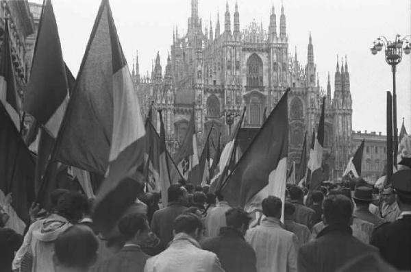 Milano. Piazza del Duomo. Manifestazione monarchica. La folla con le bandiere